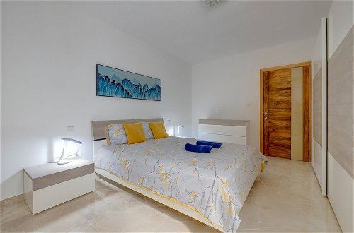 Photo 4 - Modern 2BR Apartment in Central St Julian's