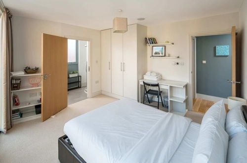 Photo 1 - Bright Spacious 2bed 2bath in Battersea