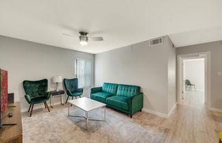 Photo 1 - Modern 2BR Near UT Hyde Park Evonify