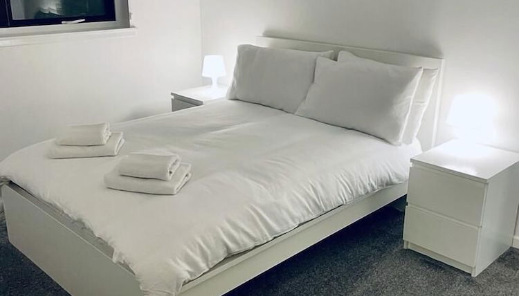 Foto 1 - Modern 2 Bedroom Apartment With Free Parking