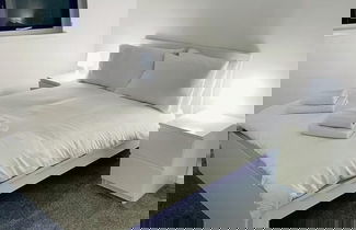 Foto 1 - Modern 2 Bedroom Apartment With Free Parking