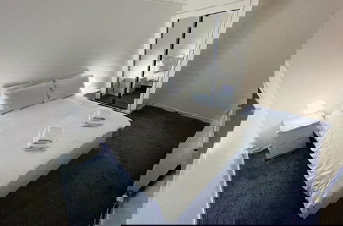 Foto 2 - Modern 2 Bedroom Apartment With Free Parking