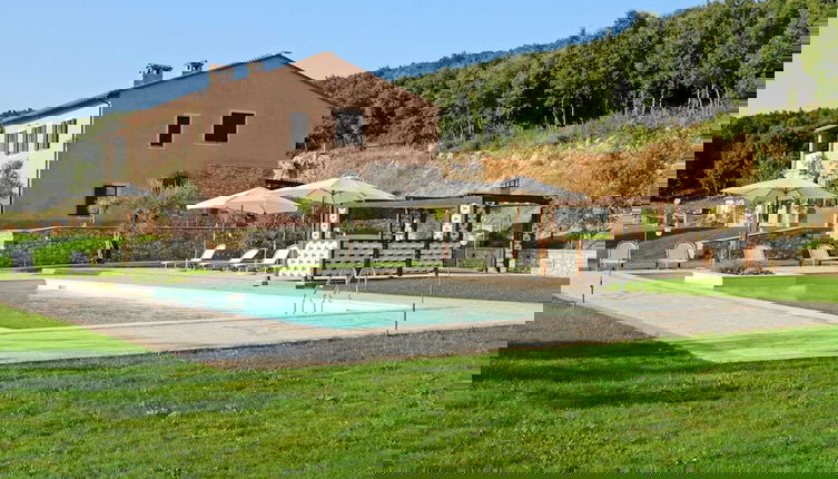 Foto 1 - Luxury, Modern Apartment With Pool and Stunning Views