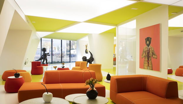 Coin salon dans le hall