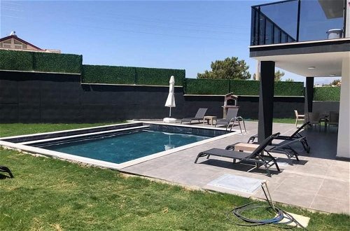 Foto 16 - Stunning 4-bed Villa: Private Pool, Sauna & Hammam