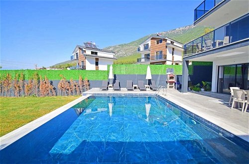 Foto 19 - Stunning 4-bed Villa: Private Pool, Sauna & Hammam