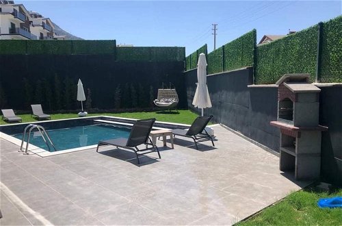 Foto 17 - Stunning 4-bed Villa: Private Pool, Sauna & Hammam