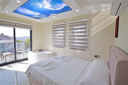 Foto 7 - Stunning 4-bed Villa: Private Pool, Sauna & Hammam