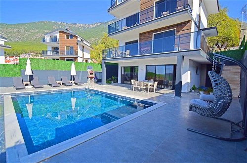 Foto 22 - Stunning 4-bed Villa: Private Pool, Sauna & Hammam