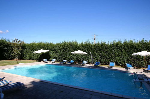 Foto 13 - Stunning Farmhouse with Swimming Pool & Hot Tub in Umbria