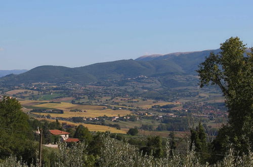 Foto 33 - Stunning Farmhouse with Swimming Pool & Hot Tub in Umbria