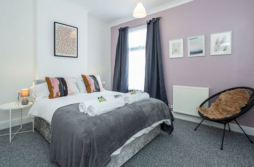 Photo 5 - Cosy Home Near Station, Parking, Netflix, Sleeps 5