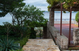 Foto 3 - Fantastic Holiday Home With Amazing Garden, Private Pool, Directly on the Beach