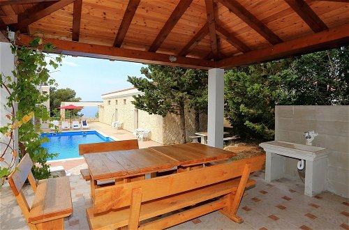 Foto 14 - Fantastic Holiday Home With Amazing Garden, Private Pool, Directly on the Beach