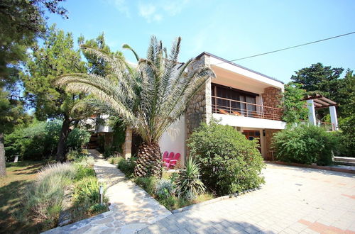 Foto 2 - Fantastic Holiday Home With Amazing Garden, Private Pool, Directly on the Beach