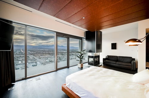 Photo 11 - StripViewSuites at Palms Place