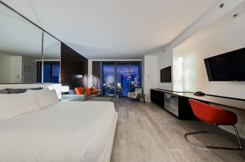 Photo 8 - StripViewSuites at Palms Place