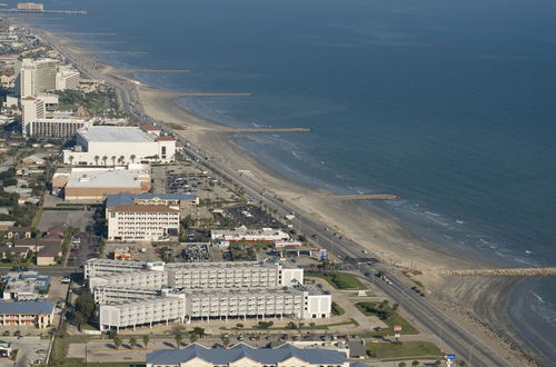 Foto 46 - Casa Del Mar Beachfront Suites Onsite Team