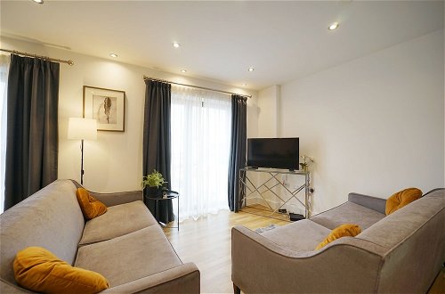 Photo 13 - Modern 2 Bed Apartment With Juliet Balcony - DHB Stays