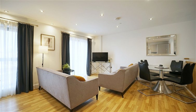 Photo 1 - Modern 2 Bed Apartment With Juliet Balcony - DHB Stays