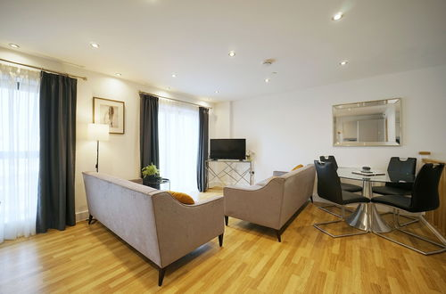 Photo 1 - Modern 2 Bed Apartment With Juliet Balcony - DHB Stays