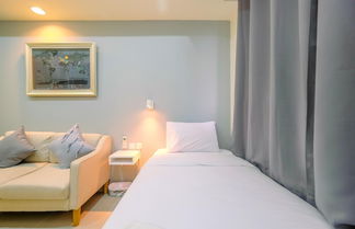 Photo 3 - Warm And Cozy Studio Evenciio Apartment Margonda Near Ui