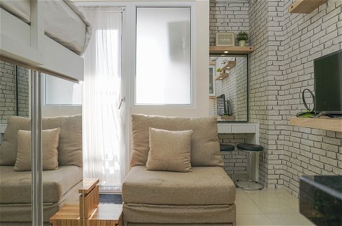 Foto 9 - Comfy and Beautiful Studio Green Pramuka Apartment