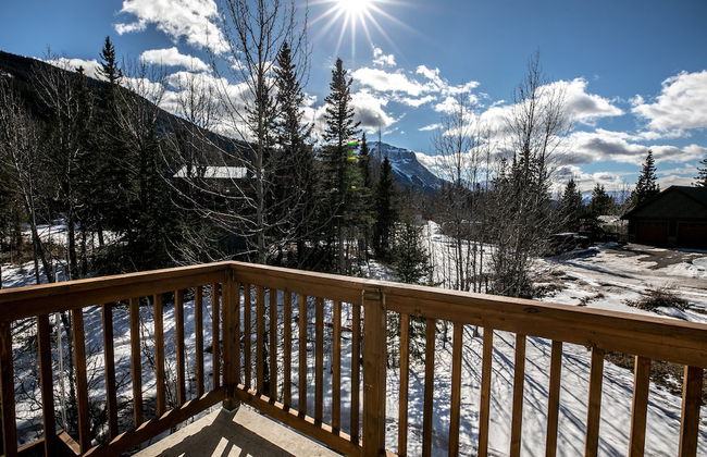 Dream 4-Br 4-Ba Chalet | Private Hot Tub | 2 min to Jasper National Park Gates - Foto 33