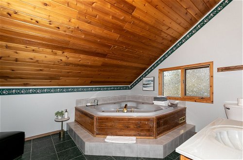 Photo 23 - Dream 4-Br 4-Ba Chalet | Private Hot Tub | 2 min to Jasper National Park Gates