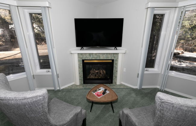 Dream 4-Br 4-Ba Chalet | Private Hot Tub | 2 min to Jasper National Park Gates - Foto 2