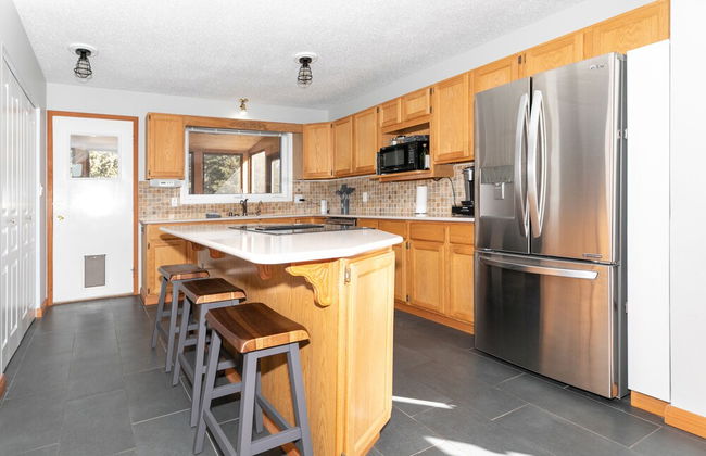 Dream 4-Br 4-Ba Chalet | Private Hot Tub | 2 min to Jasper National Park Gates - Foto 9