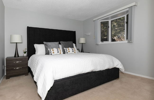 Dream 4-Br 4-Ba Chalet | Private Hot Tub | 2 min to Jasper National Park Gates - Foto 1