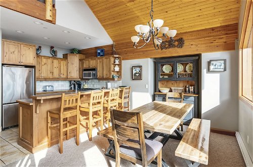 Foto 10 - Coyote Creek - Large Ski In/Ski Out Chalet with Amazing Views & Private Hot Tub
