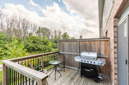 Photo 15 - 3BR 2 5BA Townhome 1 min to the Beach BBQ Parking