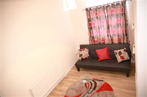 Photo 12 - Canning Town Cozy one Bedroom Apartment