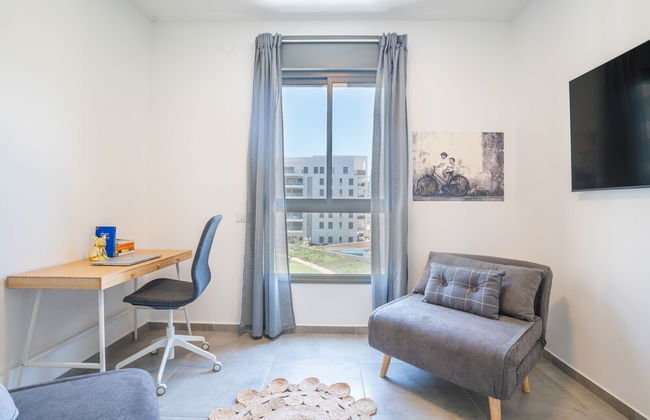 Vibrant Seaside Stay with Balcony by Sea N' Rent - Foto 12