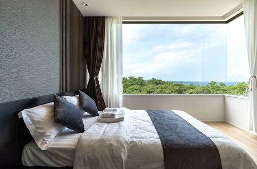 Foto 16 - Luxury Hillside Villa with Sea Views