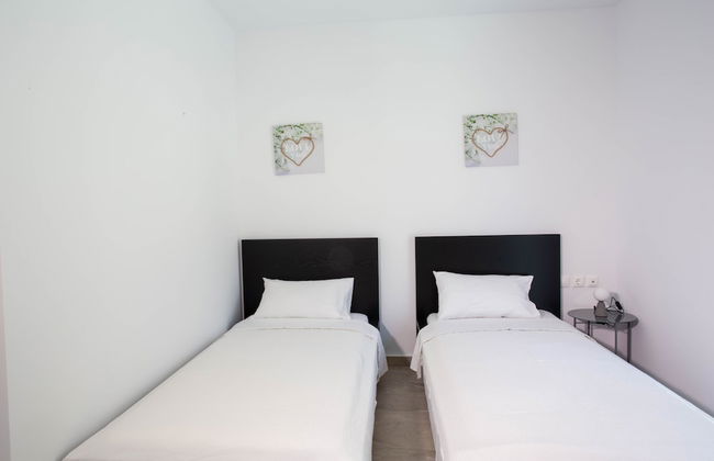 3-bed Villa in Palaioloutra With Private Pool - Photo 5