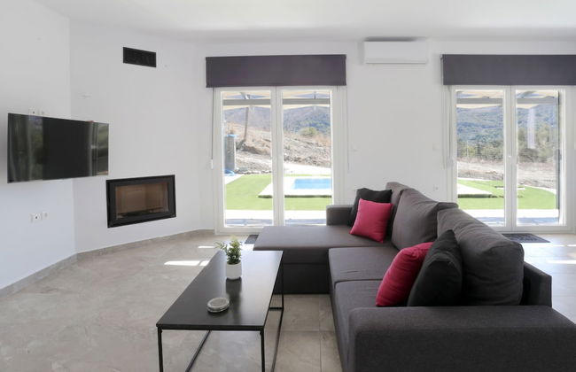 3-bed Villa in Palaioloutra With Private Pool - Photo 14