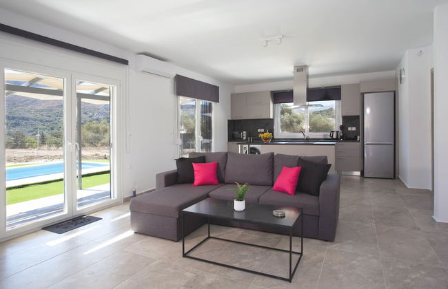 3-bed Villa in Palaioloutra With Private Pool - Photo 13