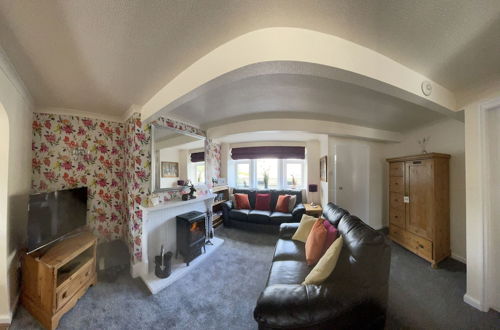 Photo 18 - Stunning Two Bedroom Cottage in Honley