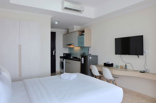 Photo 5 - Comfy Studio Menteng Park Apartment