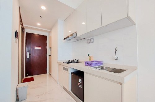 Foto 3 - Elegant And Stylisth Studio At Sky House Bsd Apartment