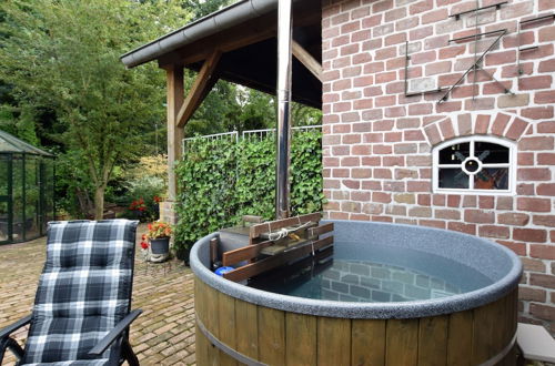 Foto 21 - Cozy Holiday Home With a hot tub