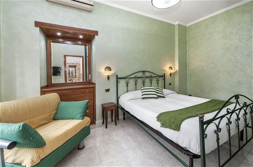 Foto 4 - Captivating Apartment in Rome Center Sleeps 8 pax