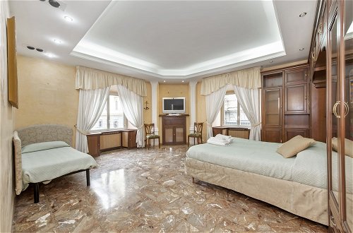 Foto 1 - Captivating Apartment in Rome Center Sleeps 8 pax