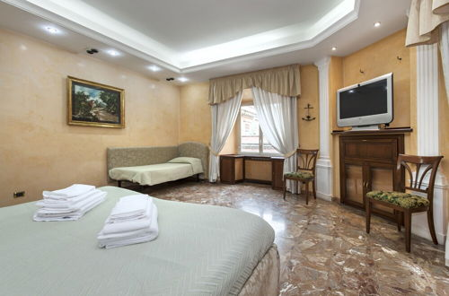 Photo 7 - Captivating Apartment in Rome Center Sleeps 8 pax