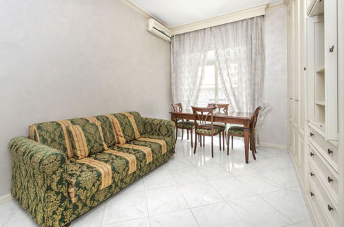 Foto 15 - Captivating Apartment in Rome Center Sleeps 8 pax