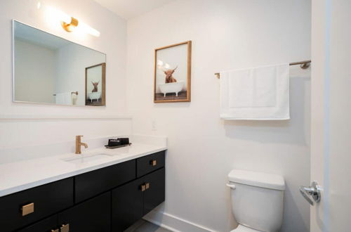 Photo 16 - Franklin by Avantstay Trendy Townhouse in Great Location w/ Private Roof Top Patio