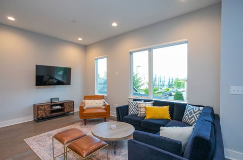 Photo 11 - Franklin by Avantstay Trendy Townhouse in Great Location w/ Private Roof Top Patio